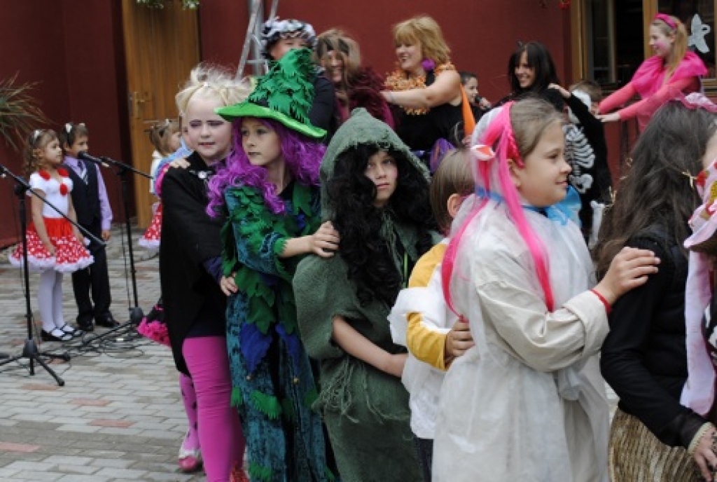 Bauskas bērnu un jauniešu centra (BJC) darbnīcās un pagalmā 1. jūnijā notika mācību gada noslēguma sarīkojums ar devīzi «Mošķu balle». 
Sarīkojumā piedalījās viesi – Rekrutēšanas un jaunsardzes centra pārstāvji un Rīgas Amatniecības...
Autors: Kristaps Ābelnieks