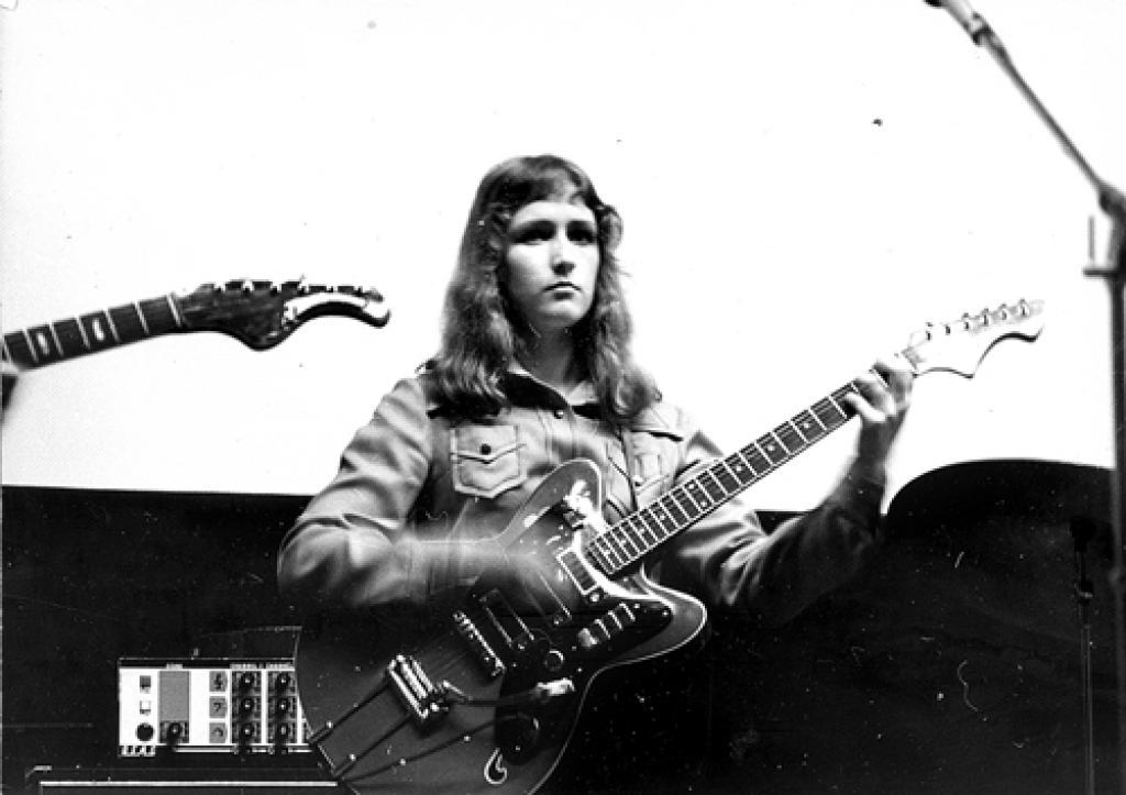 Jubilāre aptuveni 18 gadu vecumā, spēlējot ritma ģitāru. 