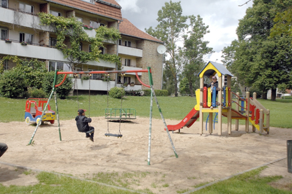 Bērnu rotaļu laukumā Korfa dārzā salauzto slīdkalniņu sola salabot, bet tualeti gan te neuzstādīs, saka Voldemārs Čačs, Bauskas novada domes saimnieciskās nodaļas vadītāja vietnieks.