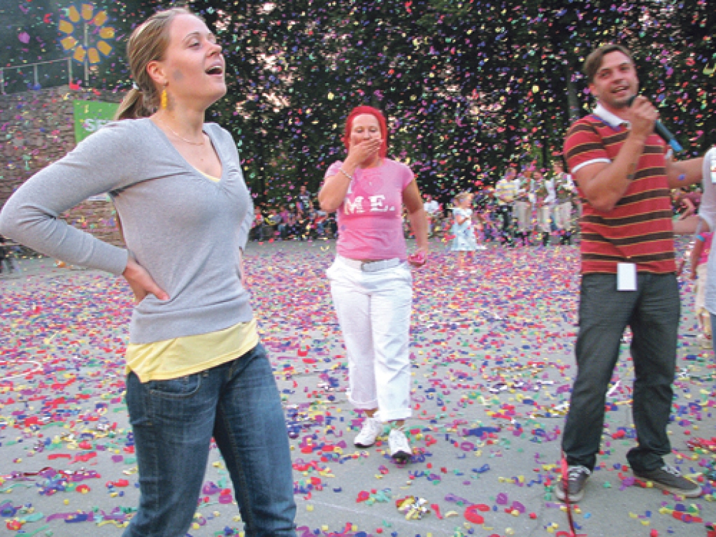 Madara Veipa (no kreisās) – pērnā gada «Dullā skrējiena» uzvarētāja.