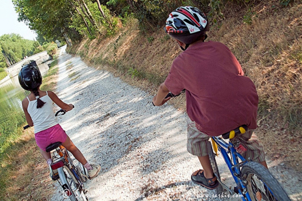 Drošība jānovērtē vietās, kur pēkšņi un strauji var parādīties automašīna, cits bērns vai dzīvnieks. 