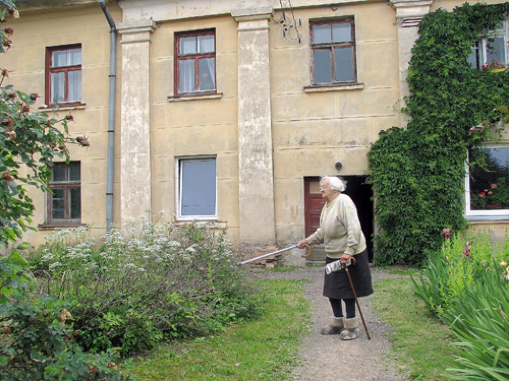 Ruta Laveniece daudzdzīvokļu mājā Ārcē mīt 40 gadu. Dzīves apstākļus viņa vērtē kā normālus, taču kanalizācijas sistēmas sakārtošanu uzskata par labu lietu. 