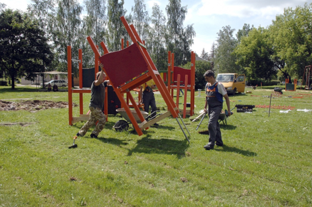 SIA «Jūrmalas mežaparki» strādnieki rotaļu laukumu Īslīces pagasta Rītausmās iekārtoja pāris dienās. 