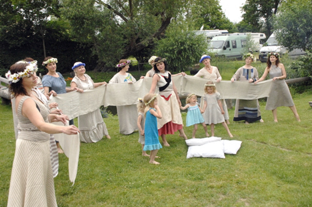 Linu tērpus dejā izrādīja Rundāles novada amatierkopu dalībnieces. 