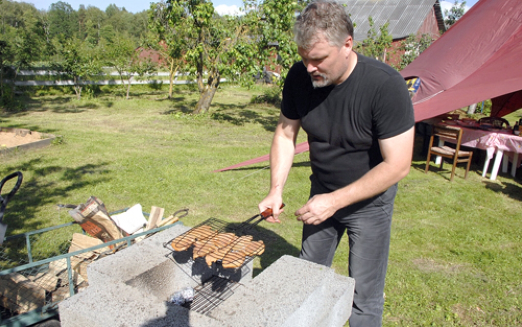 Gaļu necep uz uguns, bet uz oglēm, atgādina Mārtiņš. Labākās ir kokogļu briketes, pievienotas malkai, tās dod vienmērīgu karstumu.