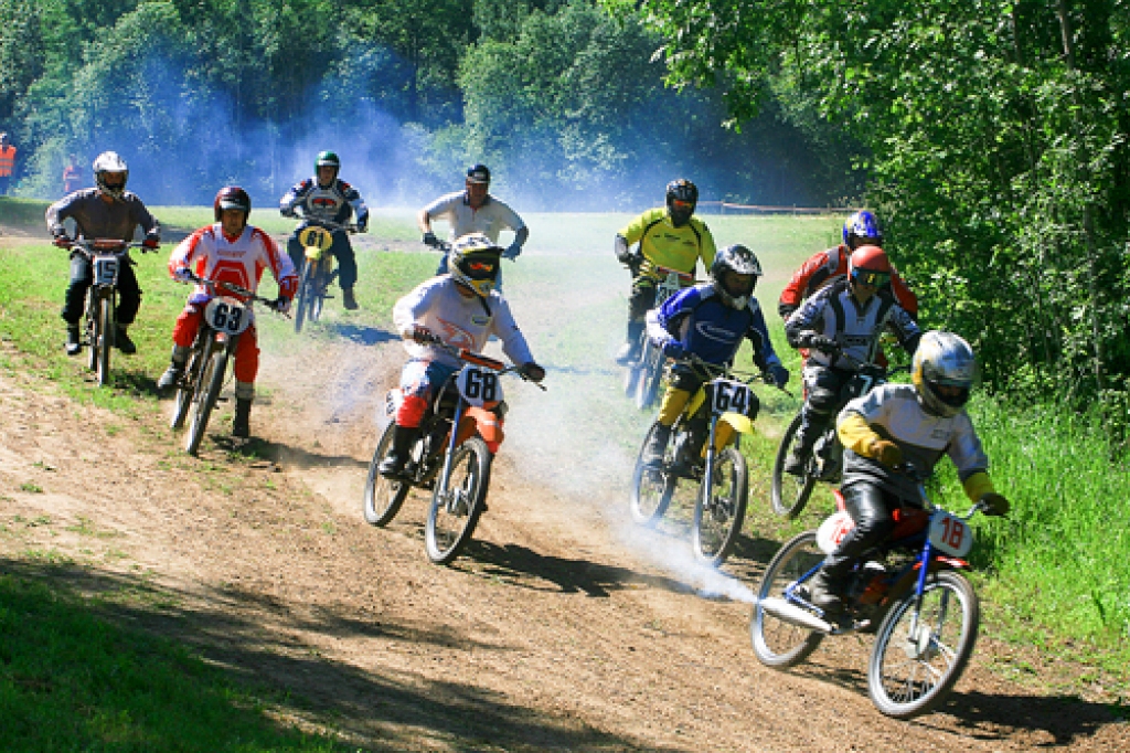 Turku trasē Vecumnieku motokluba «Liesma» rīkotajās sacīkstēs startēja 33 sportisti.