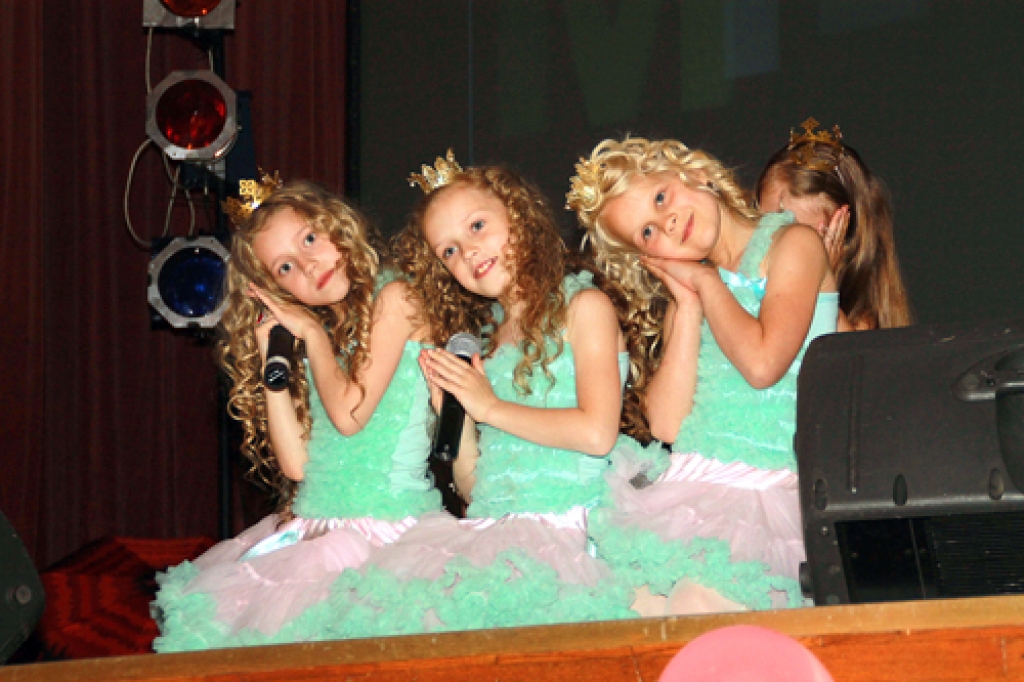 «Princeses» no vokālās studijas «Miljons» sezonas noslēguma koncertā. 