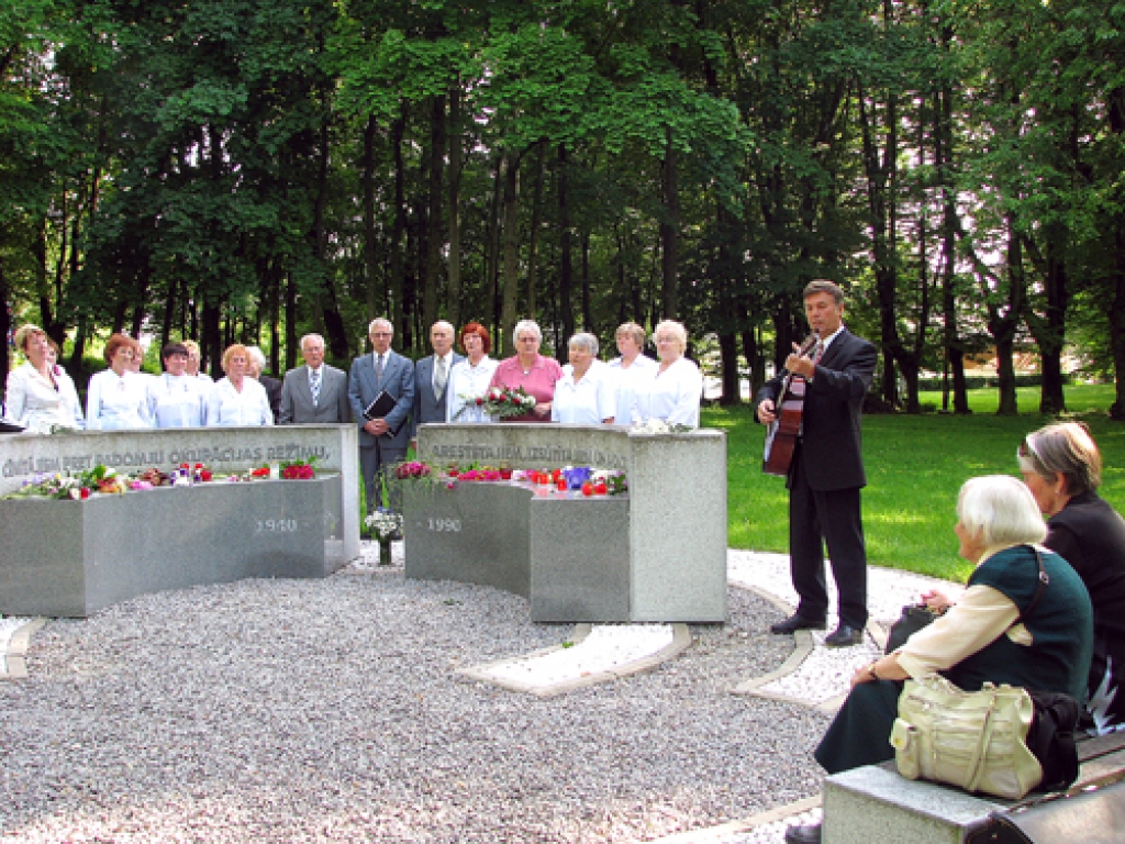 Bauskā pie piemiņas ansambļa okupācijas varas upuriem. Dzied koris «Sarma» un mūziķis Jānis Meļķis. 