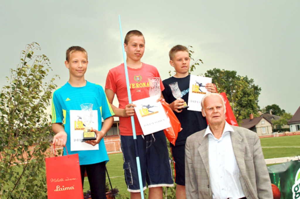 Apbalvojumus saņēmuši Roberts Gļauda (no kreisās) un Kristaps Jaunpujens. Balvas pasniedza olimpiskais eksčempions Jānis Lūsis. 