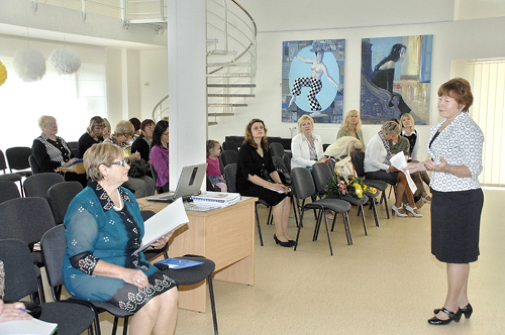 Konferencē Bauskas 2. vidusskolā SOS Bērnu ciematu asociācijas padomes priekšsēdētāja Māra Bite (no labās) pateicās visiem projektā «Iekļaujoša ģimene, bērnudārzs, skola un sabiedrība» iesaistītajiem.