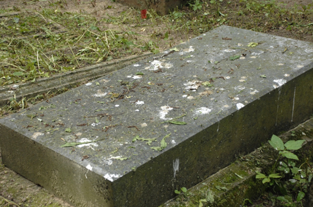 Bauskas vecajos kapos var ieraudzīt putnu noķēzītus soliņus, kapu kopiņas un kāpnes. 