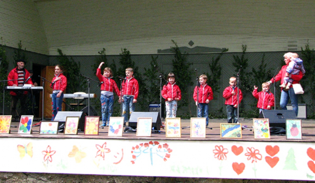 Baušķenieku Lilitas un Jāņa Seržānu audžuģimene, uzstājoties Vērmanes dārzā Rīgā. 