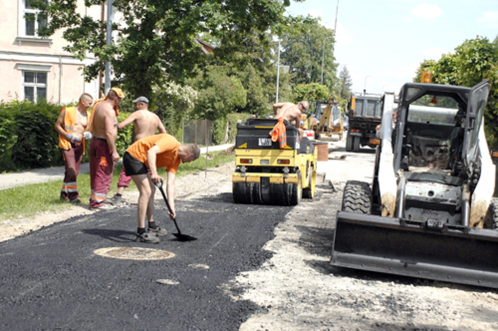 Pilskalna ielas asfalta seguma atjaunošana rit lēni. 