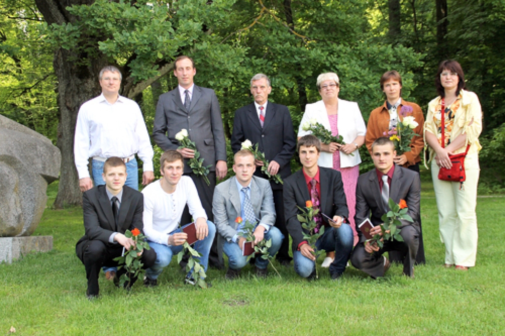 Absolventi (pirmajā rindā) kopā ar vecākiem un treneriem izlaiduma dienā, 7. jūnijā. 