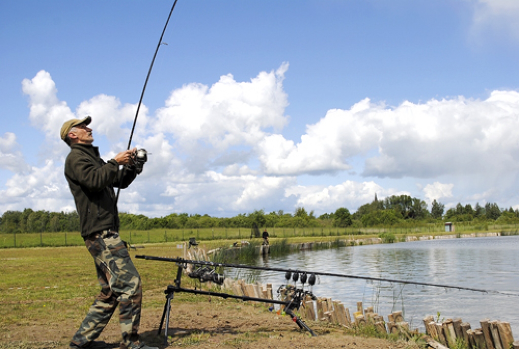 Novāc makšķeres. Tūlīt atskanēs sacensību beigu signāls.