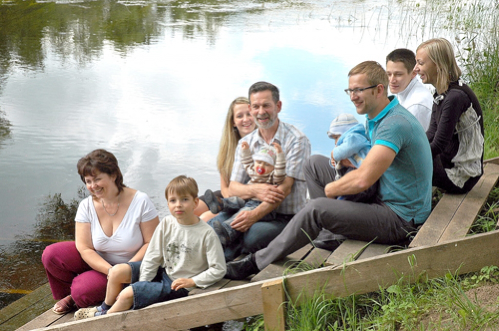 Valerijs Markuns (vidū) ar ģimeni un radiem. 