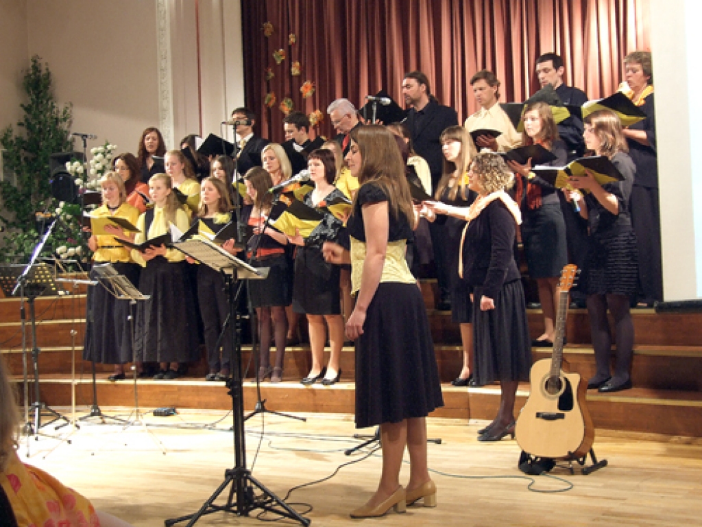 Kristīne Bartkeviča koncerteksāmenā Bauskas kultūras centrā diriģē kori. 