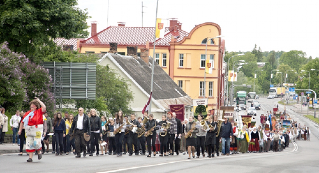 Gājiens no Rātslaukuma līdz pilskalnam priecēja ar krāšņiem tērpiem, raitu soli un pūtēju spēlēšanu.