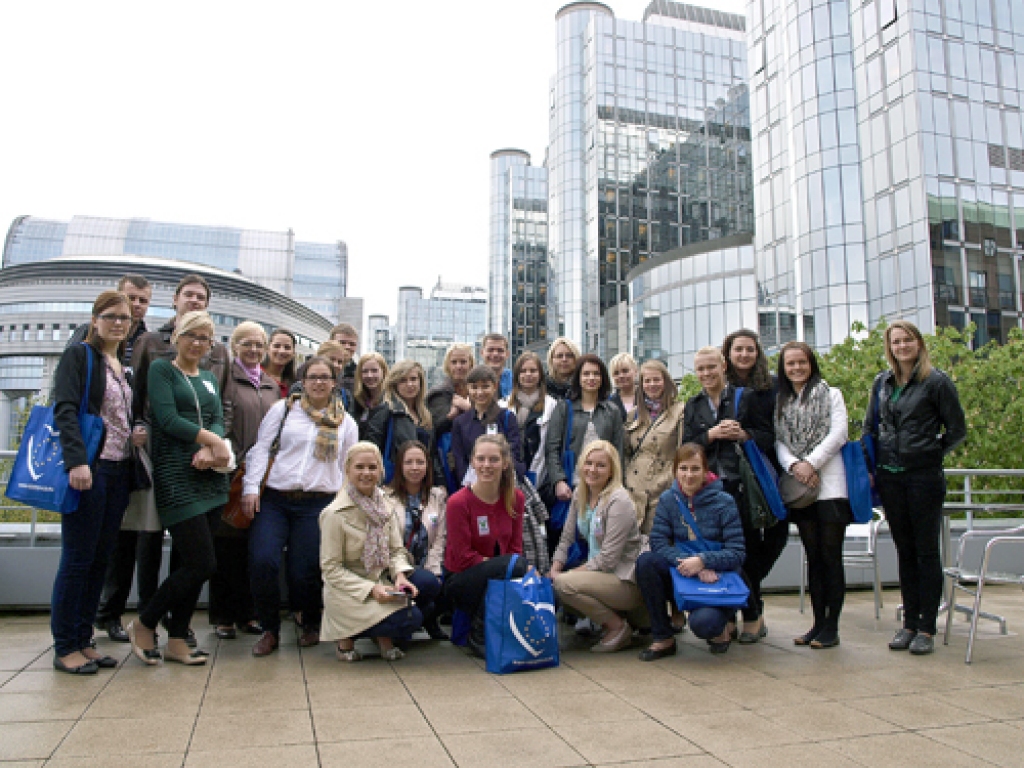 Latvijas Universitātes Sociālo zinātņu fakultātes Politikas zinātnes 2. kursa studenti Briselē. Justīne Jesikena stāv pirmajā rindā otrā no kreisās.