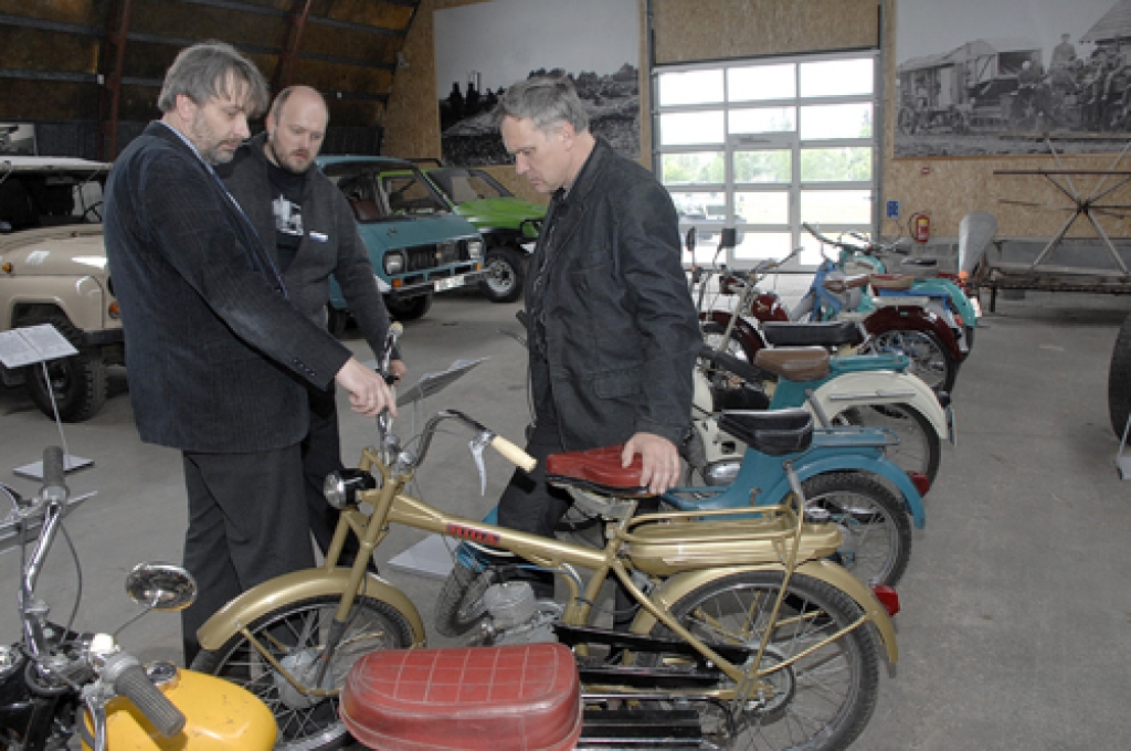 Katram savs atmiņu stāsts. Par jaunības mopēdiem atmiņās dalās Rīgas Motormuzeja direktora vietnieks Andrejs Beļinskis (no labās), Bauskas filiāles gids Jānis Plucis un CSDD Bauskas nodaļas priekšnieks Ingurs Kugrēns. 