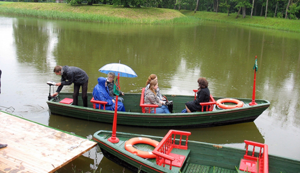 Laivas Rundāles pils dīķī jau 1. jūnijā izbrauca vairākus apļus, nebīstoties lietus.