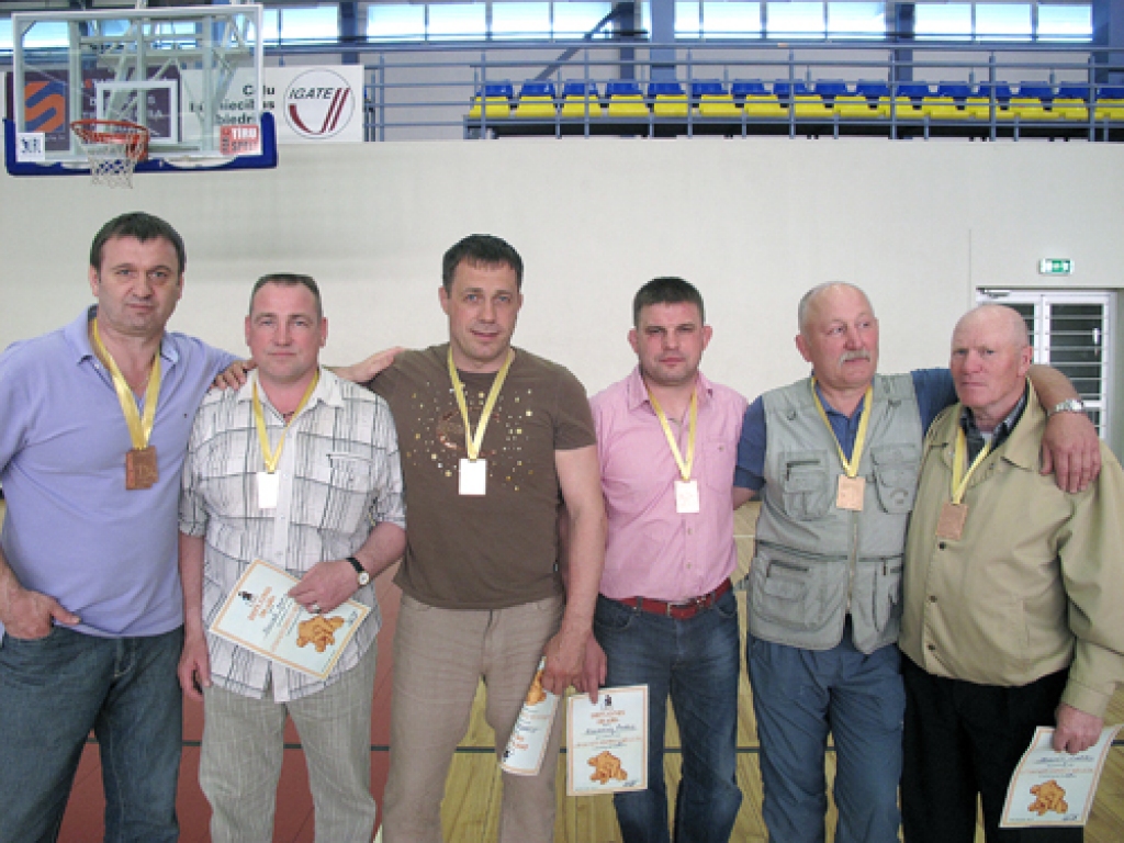 Bauskas novada brīvās cīņas veterāni Igors Slakters (no kreisās), Agris Kociņš, Ilvars Zīverts, Andris Bokmanis, Vladimirs Iļjins un Anatolijs Abramovs sacensībās demonstrē prasmi un izturību. 