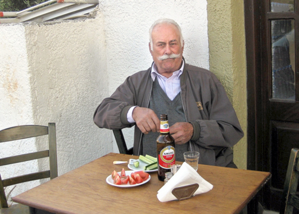 Grieķis Zorba? Tikpat cienīgs gan, tomēr šis aliņu malkojošais un tūristus vērojošais krētietis ir tipisks Anopolisas ciema iemītnieks.