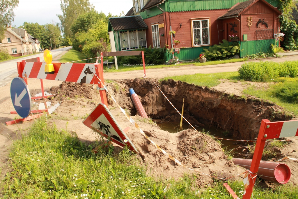 Ūdens caurules tiek ievietotas arī ar urbuma metodi. 
Autors: Uldis Varnevičs