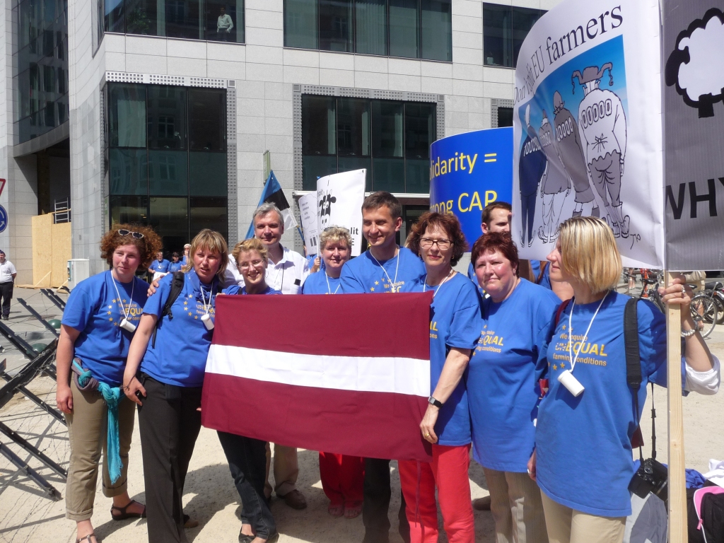 Kopā ar Baltijas valstu zemnieku protesta dalībniekiem 28. jūnijā Briselē bija EP deputāte Sandra Kalniete. 
Autors: Publicitātes foto.