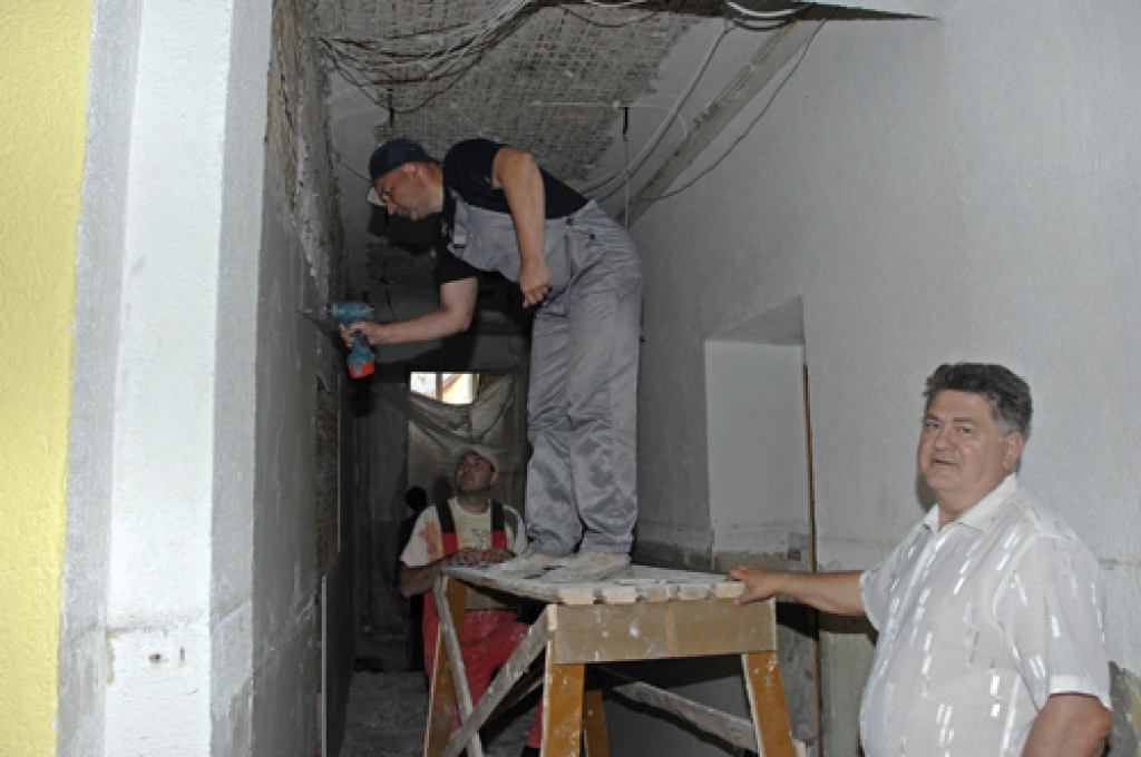 Bauskas pamatskolas direktoram Jānim Rumbam atvaļinājuma laikā regulāri nākas ierasties darbā. Viņš seko līdzi firmas «Granāda Pro» meistaru darbam. 
Autors: Ivars Bogdanovs