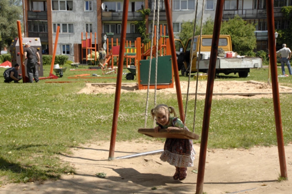 Jadviga Bulle priecīga, ka bērniem no daudzdzīvokļu mājām ir daudz iespēju pagalmā spēlēties. 
Autors: Ivars Bogdanovs