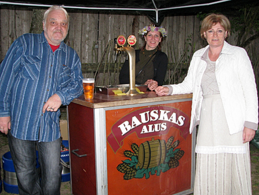 Mūziķis Edvīns Zariņš un atpūtas kompleksa „Miķelis” vadītāja Maija Čuža atzīst, labākais svētkos ir «Bauskas alus».
Autors: Vilnis Auzāns