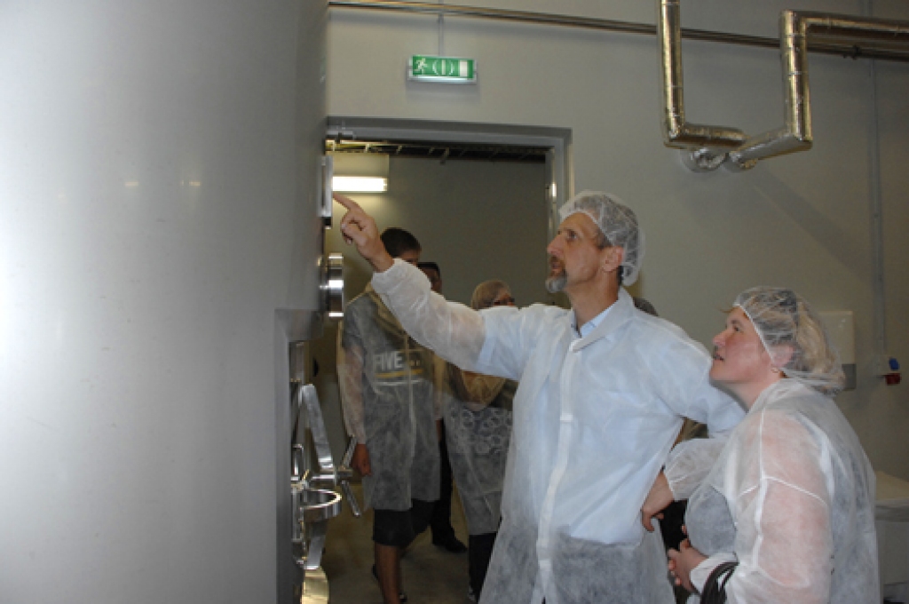 Valdis un Marija Rusiņi gandarīti par ražošanas sākšanu «Latvijas piena» rūpnīcā.
Autors: Ivars Bogdanovs