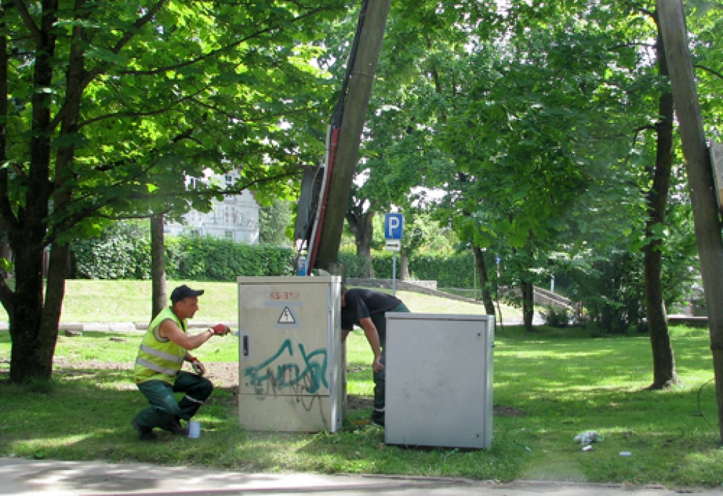 Elektrosadales skapis tiek pārkrāsots. Jācer, ka līdz svētkiem tas atkal netiks saķēpāts.
Autors: Vilnis Auzāns