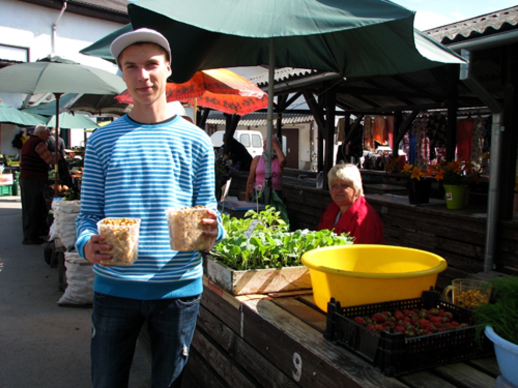 Dairis Brazjuļs trešdienas, 20. jūnija, priekšpusdienā pircējiem Bauzes tirgū piedāvāja Vecumnieku puses mežos augušās gailenes. Par litru sēņu viņš prasīja trīs latus. 
Autors: Vilnis Auzāns
