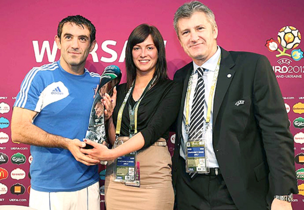 Agnese Stankusa pēc Eiropas čempionāta futbolā spēles starp Krieviju un Grieķiju labākā spēlētāja balvu pasniegusi grieķim Giorgam Karagunim.
Autors: Publicitātes foto.