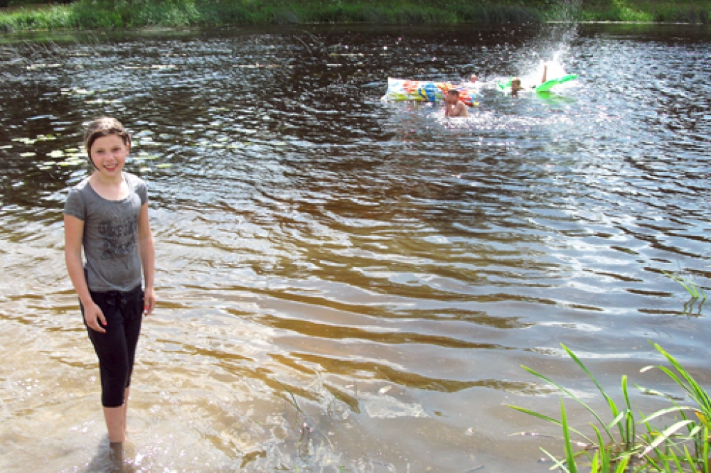 Sintija Dubova grasās turpināt peldi kopā ar draugiem.
Autors: Kristaps Ābelnieks