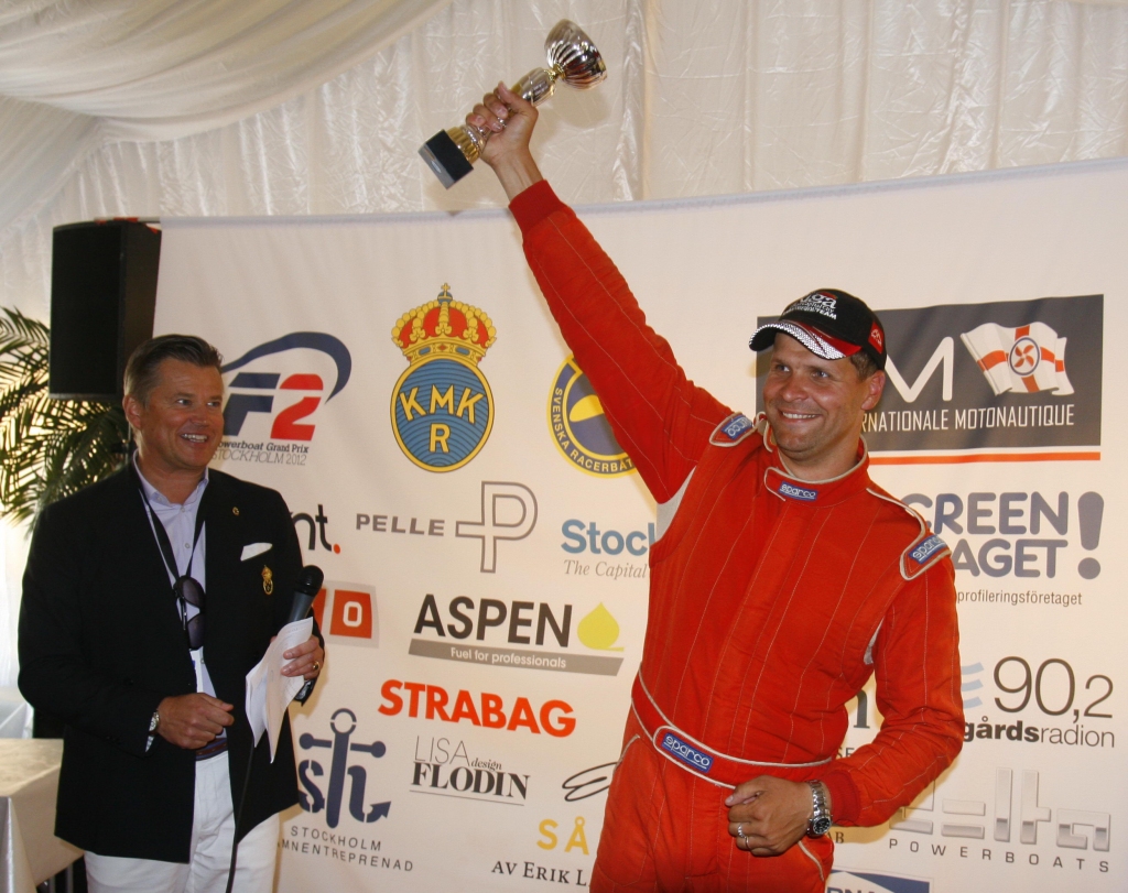 Latvijas komandas «Riga Powerboat Team» pilots Uvis Slakteris svētdien izcīnīja trešo vietu pasaules čempionāta (PČ) F-2 ātrumlaivām šīs sezonas otrajā posmā.
Autors: Publicitātes foto.