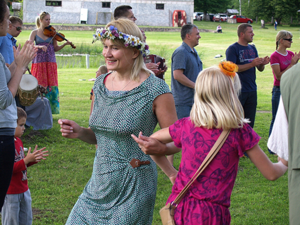 Jāņu dziesmas un rotaļas kopā ar Kristīni Kareli un «Tarkšķiem» aizrāva lielus un mazus.
Autors: Madara Ērgle