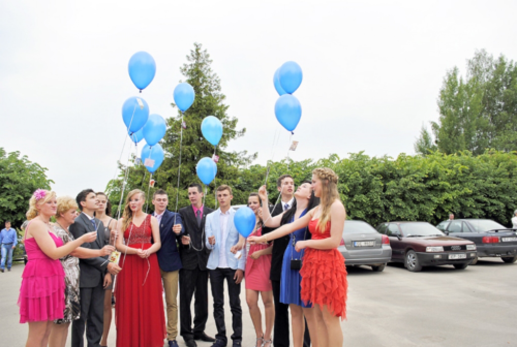 Absolventi Vallē debesīs laida zilus balonus. Otrā no kreisās – klases audzinātāja Alda Zālmane.
Autors: Juris Iļņickis