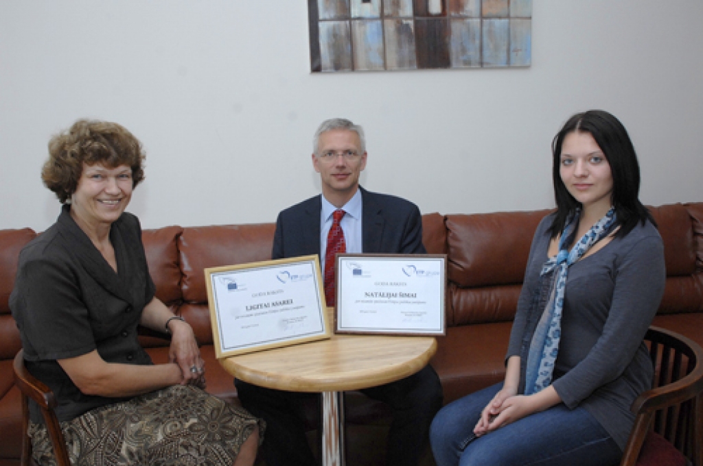 Eiropas Parlamenta deputāts Krišjānis Kariņš ar divām no konkursa uzvarētājām Ligitu Asari (no kreisās)  un Ēriku Jankeviču.  
Autors: Ivars Bogdanovs