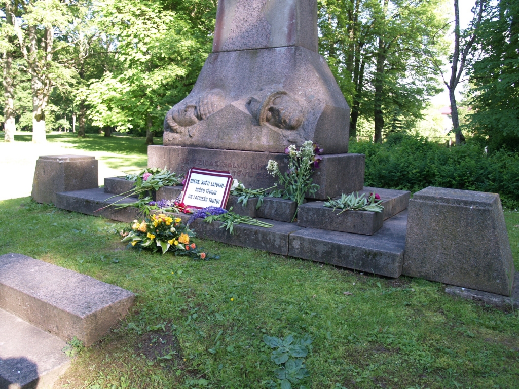 Plāksni ar svētības vēlējumu pie pieminekļa nolikušas gādīgas rokas.
Autors: Antra Ērgle