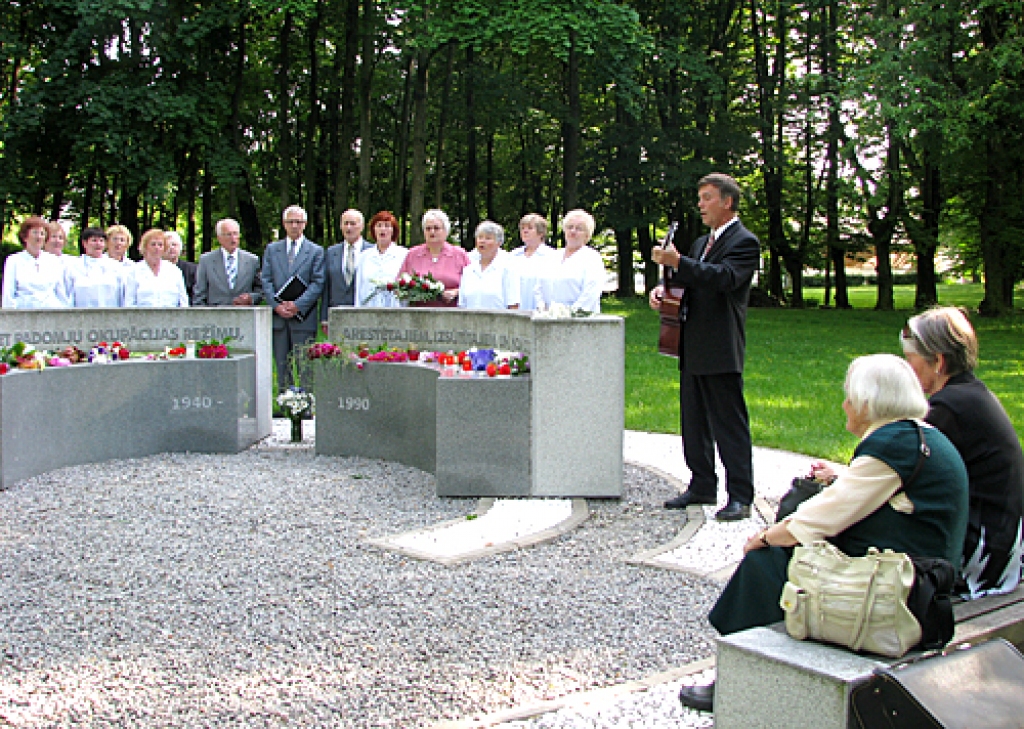 Dzied koris «Sarma» un mūziķis Jānis Meļķis.
Autors: Vilnis Auzāns