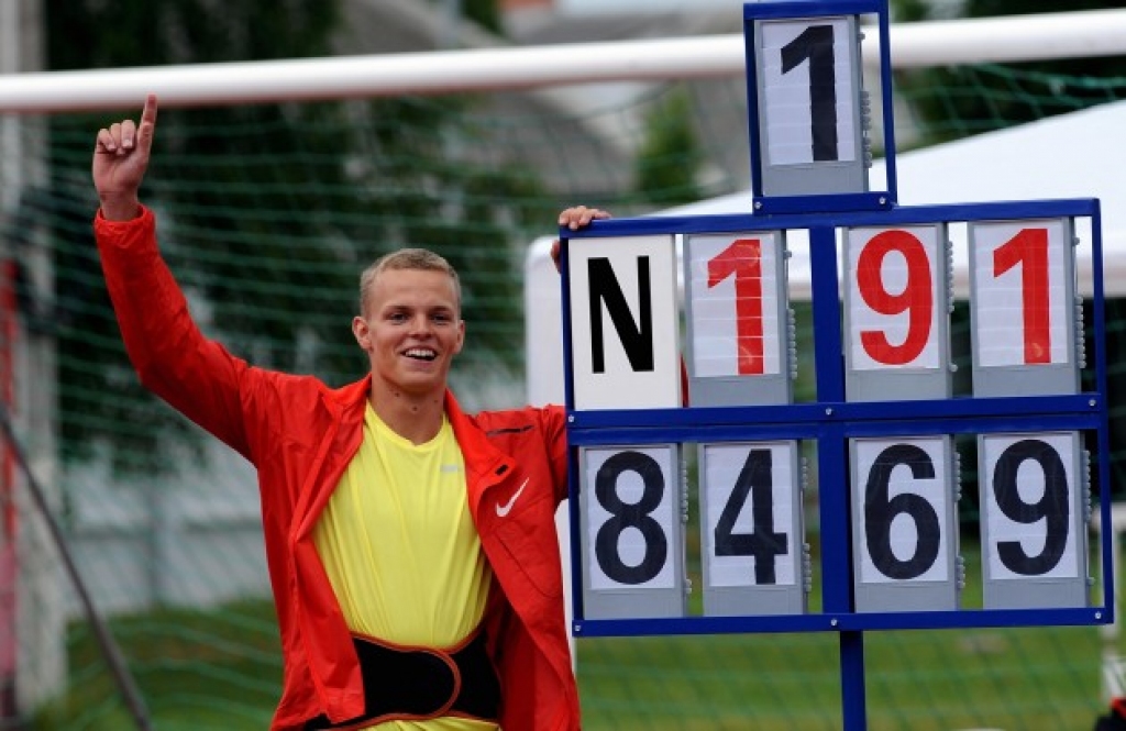 Zigismunds Sirmais pērn Bauskā laboja sev piederošo pasaules junioru rekordu šķēpa mešanā. Jau pirmajā mēģinājumā raidot šķēpu 84,69m tālu. Iepriekšējais rekords (84,47m) tikai labots par 22cm. 
Autors: foto.delfi.lv