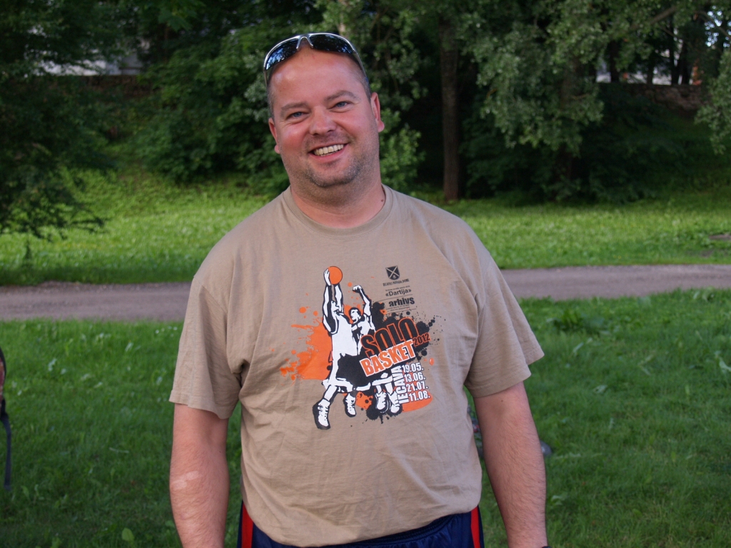 Juris Bidzāns lepojas ar turnīram īpaši izgatavoto T-kreklu.
Autors: Antra Ērgle