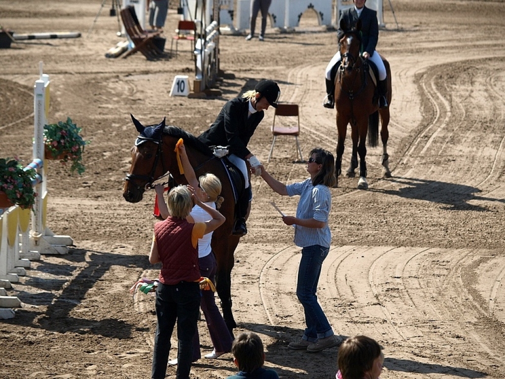 Velga Marčenkova saņem balvu par izcīnīto otro vietu. 
Autors: No albuma.