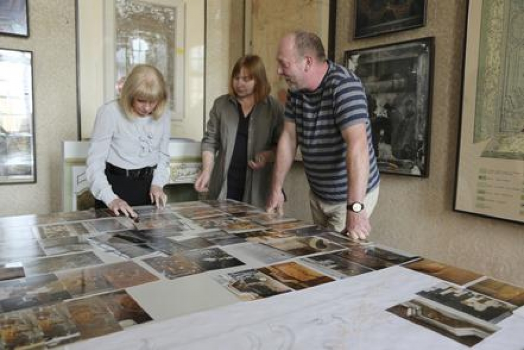 Lilitai Zatlerei (no kreisās) par Rundāles pils restaurācijas procesu stāsta firmas «Rokajs» īpašnieki un restaurācijas vecmeistari Zinaīda un Gunārs Grīnfeldi.
Autors: G. Janaitis