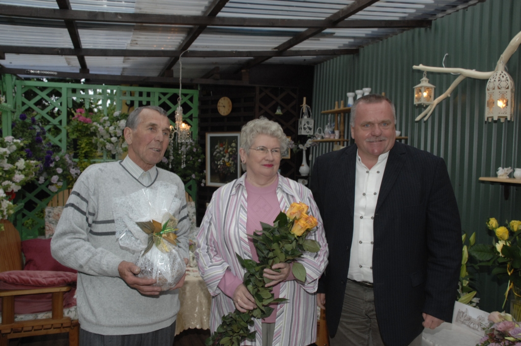 Zelta kāzu jubilejā pirmdien, 11. jūnijā, Viktoru ( no kreisās) un Lūciju Vilšķērstus sveica Bauskas novada domes priekšsēdētājs Valdis Veips.
Autors: Ivars Bogdanovs
