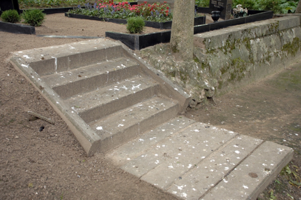 Bauskas vecajos kapos var saskatīt putnu noķēzītus soliņus, kapu kopiņas un kāpnes. 
Autors: Ivars Bogdanovs