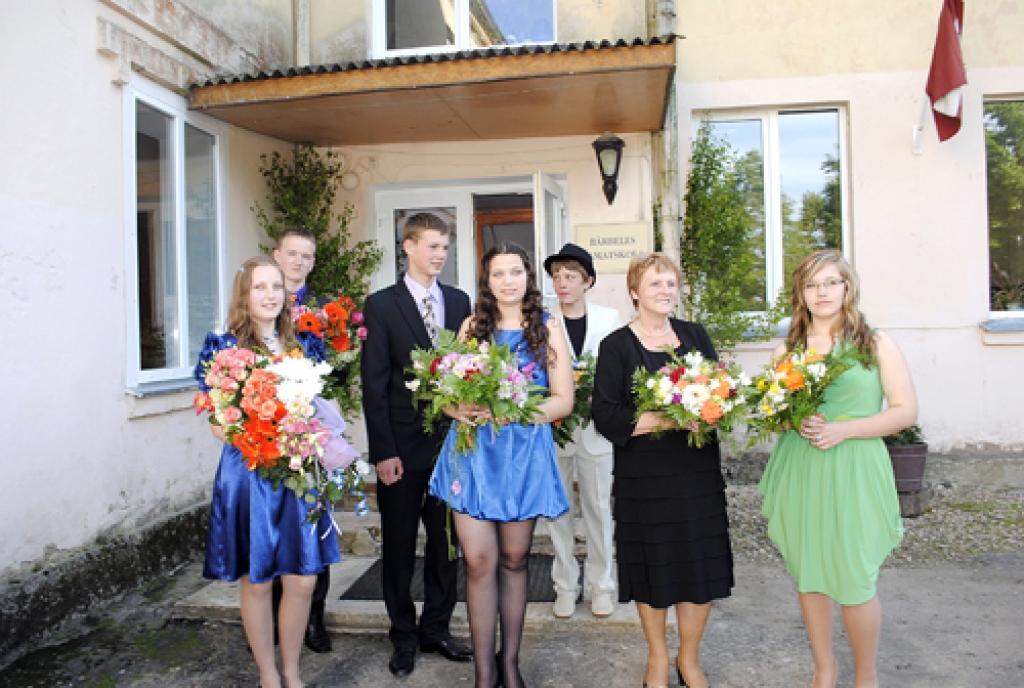 Bārbeles pamatskolas direktore un 9. klases audzinātāja Dace Penķe un absolventi Ilze Ģeķe, Eva Jermaka, Rihards Kārkliņš, Ieva Mihalkina, Reinis Jirjens un Mārcis Balodis.
Autors: Juris Iļņickis